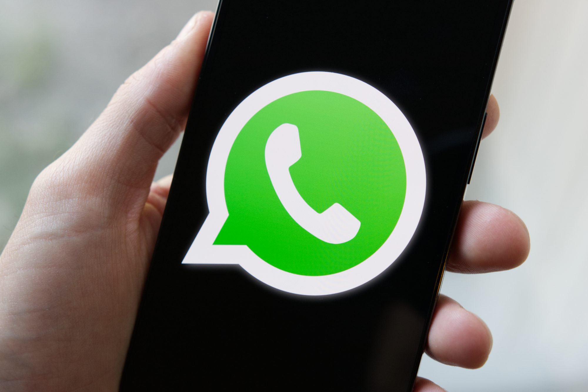 whatsapp-logo-phone-close.jpg