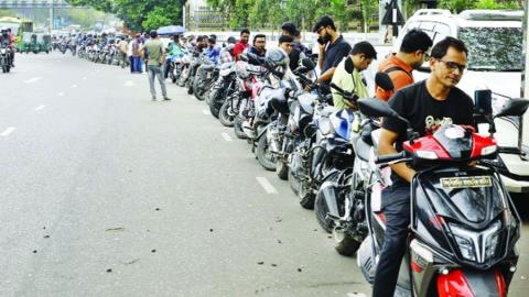 drivers-protest-six-hour-wait-fuel-shortage.jpg