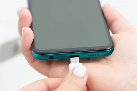 never-insert-these-5-things-into-phone-charging-port.png